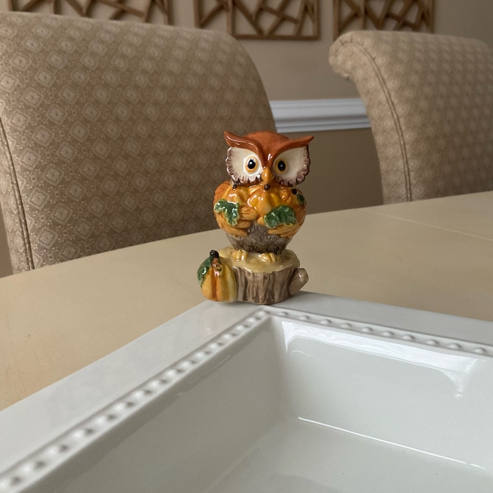 Adorably Autumn Owl Platter Decorations - On Tree Stump 🦉